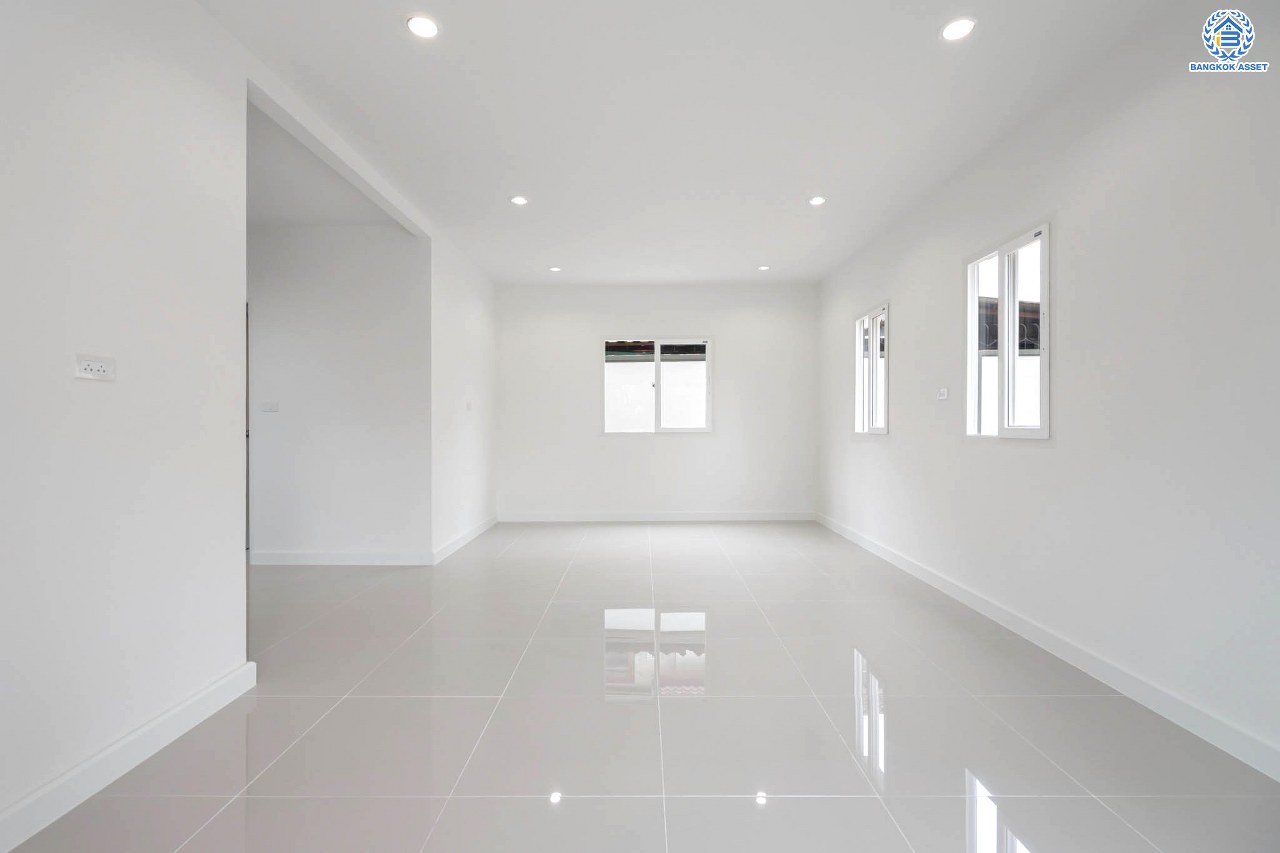 บ้านมือสองตกแต่งใหม่ ม.พฤกษาวิลเลจ11 ท่าอิฐ เนื้อที่ 52.5 ตร.ว. ฟังก์ชันพร้อม 3 ห้องนอน 2 ห้องน้ำ 1 ห้องอเนกประสงค์ จอดรถได้ 1 คัน บนทำเลศักยภาพ เข้า-ออกได้ทั้ง ถนนรัตนาธิเบศร์ และถนนราชพฤกษ์ ใกล้รถไฟฟ้าสายสีม่วง "สถานีบางรักน้อยท่าอิฐ"